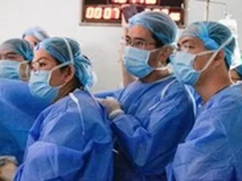 Vợ chồng sản phụ Singapore cảm ơn bác sĩ Việt Nam sau ca thông tim: 'Cảm ơn vì các bạn không từ bỏ'