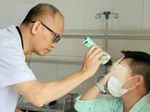 Tiêm filler xóa nhăn trán, người đàn ông mù một mắt