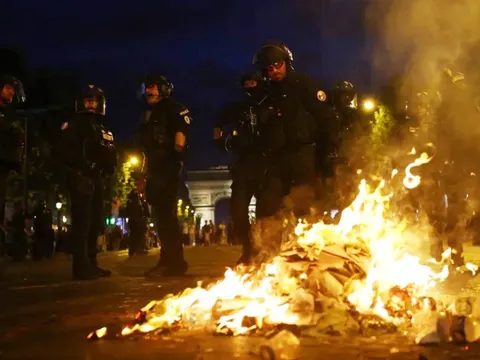 CĐV đốt phá trong đêm PSG đăng quang khiến hàng ngàn cảnh sát Paris phải can thiệp