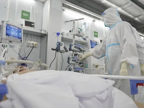 2 người tử vong, số ca mắc COVID-19 tăng gấp ba lần ở TPHCM