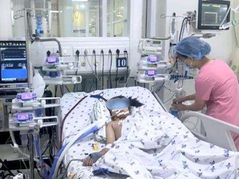 Bé gái xẹp phổi, nguy kịch sau 2 ngày chỉ bị sốt nhẹ