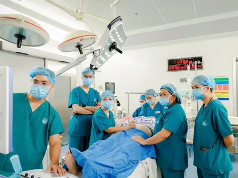 Bộ trưởng Y tế gửi thư khen ê-kíp can thiệp tim bào thai cho thai phụ Singapore tại TP.HCM