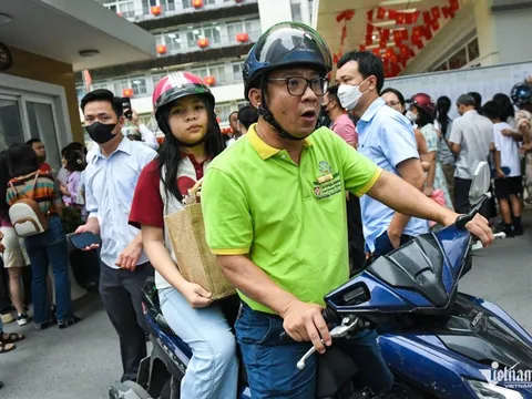 Hàng loạt thí sinh ở Hà Nội đến nhầm điểm thi, nhiều thầy cô đành làm 'xe ôm'
