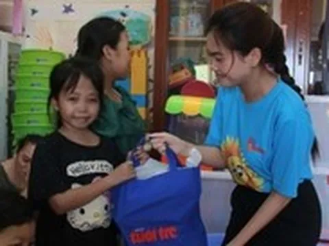 Vừa trở lại bệnh viện, bệnh nhi ung thư vui mừng khi nhận quà từ báo Tuổi Trẻ