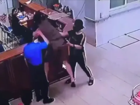 Clip người đàn ông hành hung nhân viên y tế ngay tại Khoa Cấp cứu