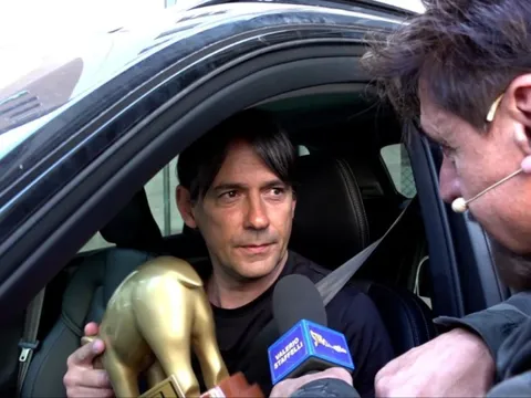 Trở về nhà, HLV Simone Inzaghi bị hạ nhục bằng giải 'Lợn vòi Vàng'