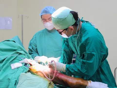 'Thần y' tiêm thuốc lạ trị đau lưng, bệnh nhân nhiễm trùng suýt mất mạng