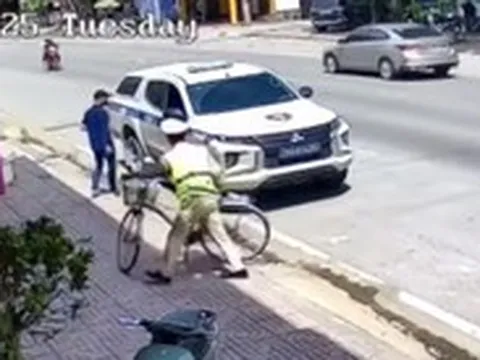Thấy nam sinh dắt bộ xe, cảnh sát giao thông hỏi thăm rồi chở thẳng tới trường thi