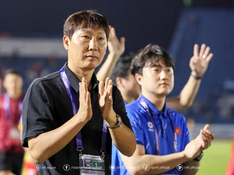 HLV Kim Sang-sik: 'Niềm vui sẽ nhân đôi khi vượt qua nghịch cảnh'