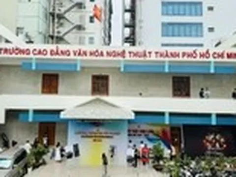 Thuê nhà hát thi tốt nghiệp hơn 100 triệu đồng, sinh viên té ngửa vì trường không đồng ý