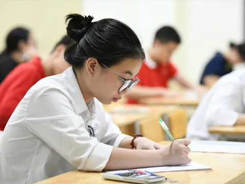 Quay cuồng thi vào lớp 10, thi như 'cưới chạy'