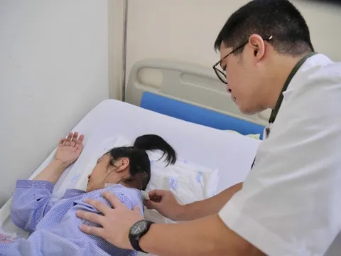 Tê tay, đau cổ tưởng thoái hóa – hóa ra u tủy cổ suýt liệt toàn thân