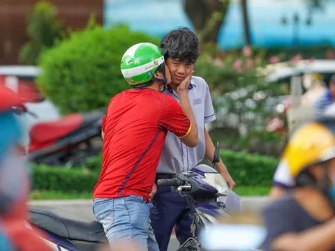 TPHCM: Cha mẹ ôm hôn động viên con trước khi thi môn Văn lớp 10