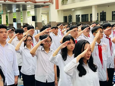 Hiệu trưởng nhắn nhủ học sinh biết yêu thương và sống trách nhiệm