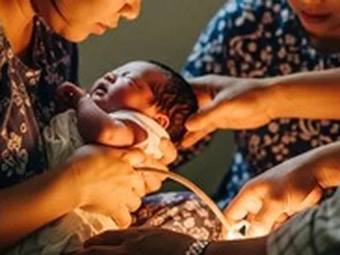 Sản phụ ở Đồng Nai sinh con 'thuận tự nhiên', không cắt dây rốn, ngâm bánh nhau trong thau muối hột