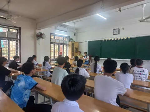 Học sinh, phụ huynh lo lắng khi không có đồng hồ trong phòng thi vào lớp 10