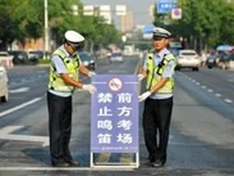 Trung Quốc siết lệnh chống ồn, phụ huynh... mua đồ lót tím cho con đi thi đại học