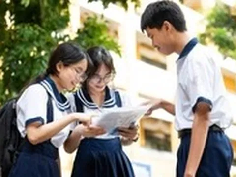 Thi lớp 10 ở TP.HCM: Mưa lớn khiến 1 phòng thi bị dột