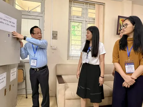 Hơn 100.000 thí sinh Hà Nội làm thủ tục thi lớp 10, Giám đốc Sở GD&ĐT đi thị sát