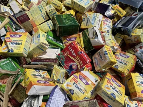 Phát hiện số lượng lớn thuốc, thực phẩm chức năng bị bỏ ven đường ở TPHCM