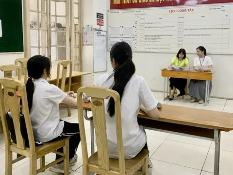 Phòng thi 'đặc biệt' vào lớp 10 cho nữ sinh Hà Nội bị đứt gân cổ tay