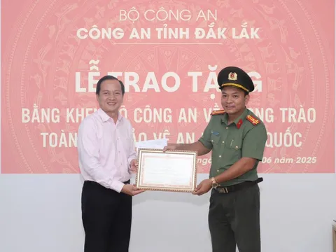 Bệnh viện Mắt Tây Nguyên nhận Bằng khen của Bộ Công an