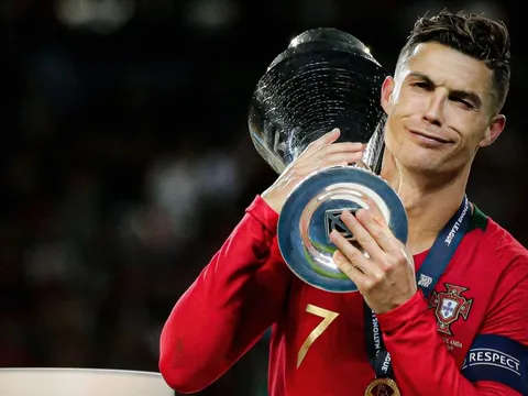 Vô địch ở tuổi 40, Ronaldo lại viết nên chương mới, với những kỷ lục mới