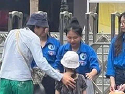 Anh trai 19 tuổi đi thi lớp 10 dắt theo em gái nhỏ và câu chuyện xúc động phía sau