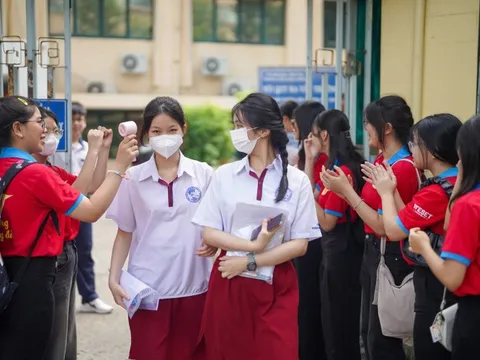 Một phòng thi lớp 10 tại TPHCM bất ngờ bị dột, thí sinh phải chuyển phòng thi