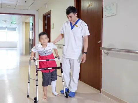 Vinmec lần đầu thay toàn bộ xương đùi cho bệnh nhi ung thư nhỏ tuổi nhất thế giới