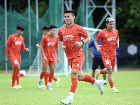 Ông Kim Sang-sik ưu tư nhìn đội tuyển Việt Nam đội nắng 'rèn công' đấu Malaysia