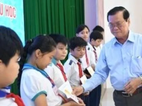 Trao 230 suất học bổng cho học sinh nghèo hiếu học ở Kiên Giang