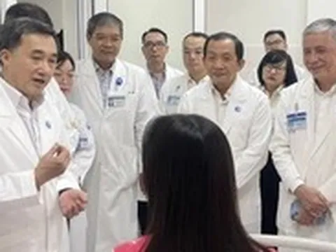 Ê kíp thông tim bào thai cho sản phụ người Singapore nhận bằng khen của bộ trưởng Bộ Y tế