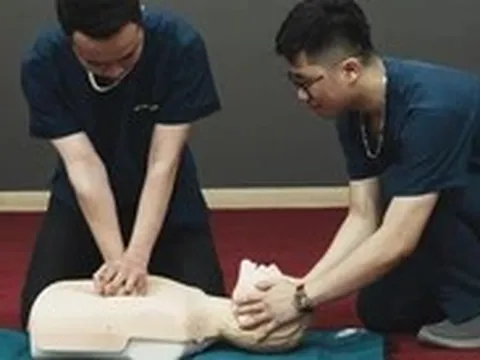 Bị điện giật ngừng tim dưới hồ cá koi, được hàng xóm cứu sống nhờ ép tim