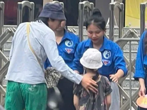 Nam sinh 'vất vả nhất kỳ thi lớp 10', đưa em gái đến điểm thi nhờ người trông hộ