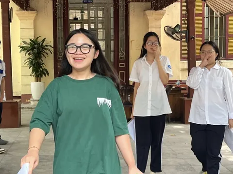 Đề chuyên Ngữ văn lớp 10 Hà Nội yêu cầu thí sinh viết về 'ánh sáng bên trong mỗi người'