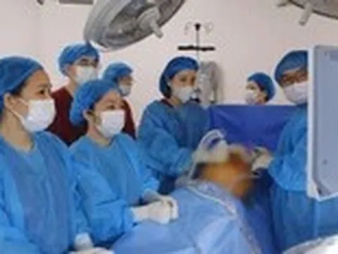 Luồn ống dẫn qua bụng mẹ để hút dịch màng phổi cho thai nhi