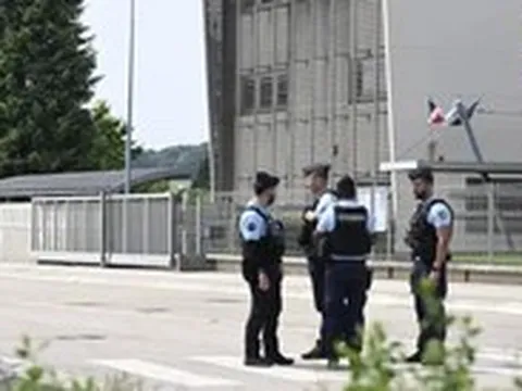 Pháp: Học sinh 14 tuổi đâm chết nhân viên nhà trường trong lúc kiểm tra cặp sách