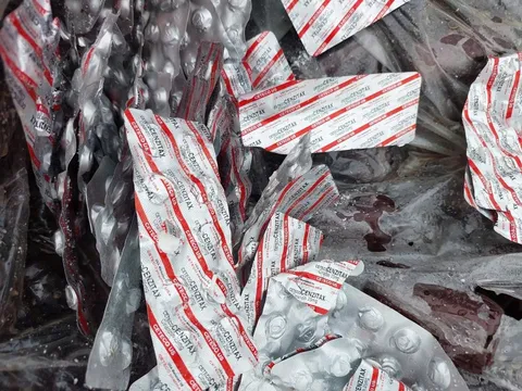 Đà Nẵng: Lô thuốc tân dược vứt bỏ bên đường của ai?