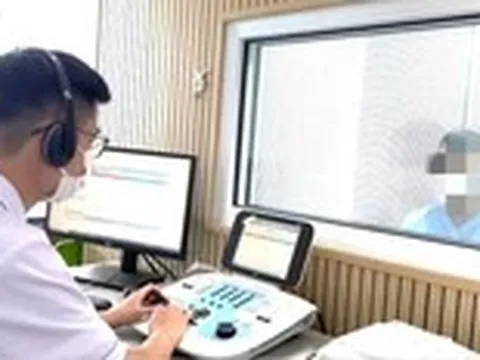 Nam thanh niên đột ngột bị điếc sau khi tắm khuya