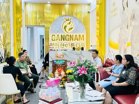 Công an kiểm tra thẩm mỹ viện căng da mặt cho khách ở gần phòng bếp