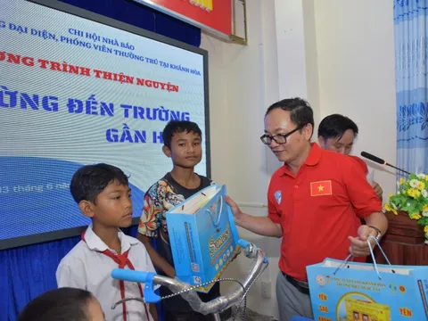 Tặng xe đạp cho học sinh miền núi