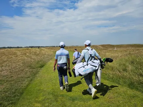 Nguyễn Anh Minh làm caddie trước ngày phát bóng lịch sử tại The Amateur Championship