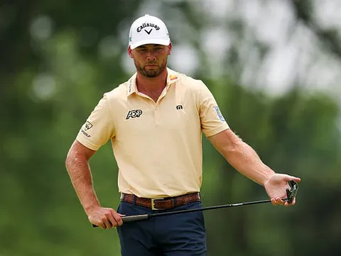 Sam Burns bứt phá với vòng 65 gậy, vươn lên dẫn đầu US Open