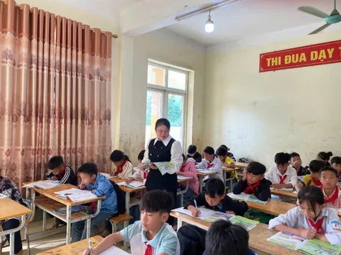 Giáo viên Mường Lát được tiếp nhận hồ sơ xét thăng hạng sau bao năm chờ đợi