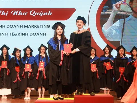 Đại học Duy Tân trao hơn 2.000 bằng tốt nghiệp