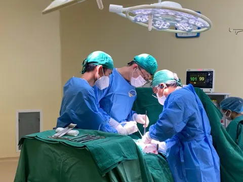 Phát hiện 'quả trứng' trong ổ bụng cụ ông gần 100 tuổi sau nhiều ngày bí tiểu