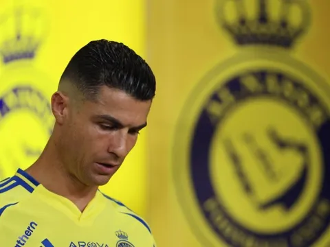 Al Nassr hỗn loạn, tương lai Ronaldo bất định