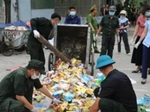 Phát hiện hàng nghìn hộp siro, yến sào, đông trùng hạ thảo... vứt ngoài bãi rác