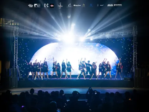Bùng nổ 'điệu nhảy đa vũ trụ' của sinh viên Trường ĐH Anh Quốc Việt Nam tại The Universe Showcase